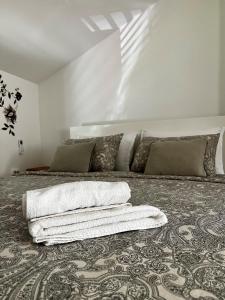 1 dormitorio con 1 cama con 2 toallas en Tarino Apartment, en Split