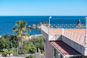 uma vista para o oceano a partir de um edifício em Lovely Flat with Balcony and Private Parking em Aci Castello