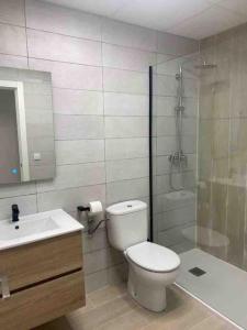 y baño con aseo, lavabo y ducha. en Planta baja moderna y nueva a estrenar en el centro ciudad 2 habitaciones y 2 baños, en Elche