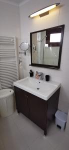 bagno con lavandino e specchio di Apartment AlcudiaMar a Alcudia