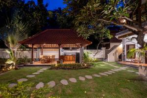 a backyard with a gazebo at night at Villa Santai Pemuteran in Pemuteran