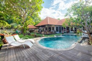 a backyard with a swimming pool and a house at Villa Santai Pemuteran in Pemuteran