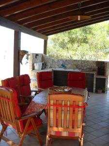 un patio con tavolo e sedie e una cucina di Casa Stornello a Favignana