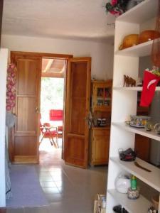 una cucina con porta che si apre su una camera di Casa Stornello a Favignana