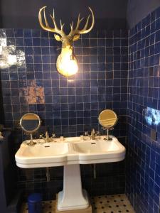 A bathroom at Sint Andries Suites