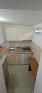 a small kitchen with a sink and a stove at B&B Appartamenti l'Anfora in Sperlonga