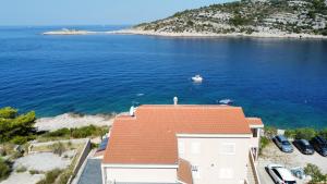 ein Haus mit Blick auf einen Wasserkörper in der Unterkunft Apartments puntaplanka direkt am meer in Ražanj