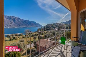 Elle comprend un balcon offrant une vue sur le lac et les montagnes. dans l'établissement Ca' Maria Lavanda by Wonderful Italy, à Bellagio