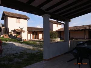 een uitzicht vanaf de patio van een huis met een pergola bij Borgo Antico in Amelia