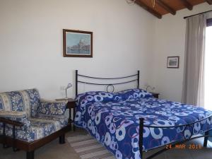 1 dormitorio con 1 cama, 1 sofá y 1 silla en Borgo Antico, en Amelia