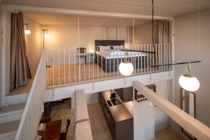 vista sul soffitto di un soggiorno con 2 luci di JACOB 1808. fine historic town apartments a Bischofszell