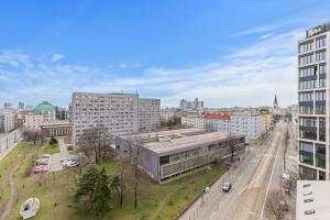 una vista aerea di una città con edifici e una strada di AH Proxenta a Bratislava