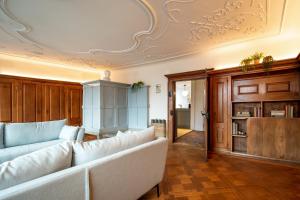 un soggiorno con divano e soffitto di JACOB 1808. fine historic town apartments a Bischofszell