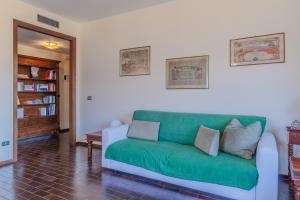 un soggiorno con divano verde in una camera di Ca' Maria Lavanda by Wonderful Italy a Bellagio