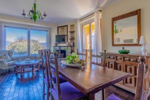 - un salon avec une table en bois et une salle à manger dans l'établissement Ca' Maria Lavanda by Wonderful Italy, à Bellagio