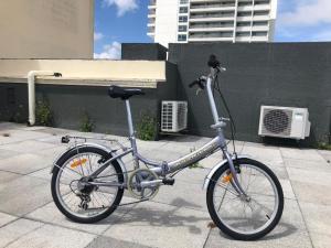 トロイアにあるTroia MaisMais apartamentoの建物前の歩道に駐輪した自転車