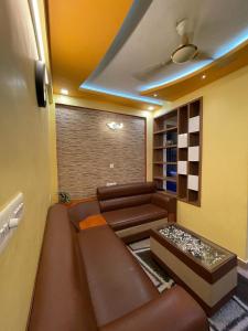 Et sittehjørne på Fully furnished 3 BHK Apartment near Amrita Aster Cimar Hospitals Edappally-E1