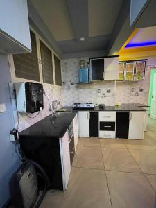 Kjøkken eller kjøkkenkrok på Fully furnished 3 BHK Apartment near Amrita Aster Cimar Hospitals Edappally-E1
