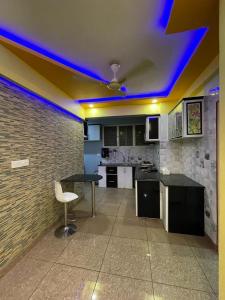 Kjøkken eller kjøkkenkrok på Fully furnished 3 BHK Apartment near Amrita Aster Cimar Hospitals Edappally-E1