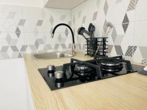 encimera de cocina con fogones y fregadero en Church Hill Apartment en Daugavpils