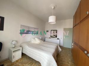 um quarto com uma cama e uma placa na parede em CorsoItalia43c em San Vincenzo