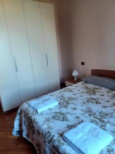 a bedroom with a bed with two towels on it at Casa Belvedere in Citerna