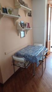 Casa Belvedere في Citerna: طاولة في غرفة مع طاولة وكراسي