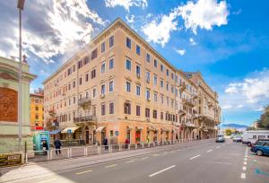 ein großes Gebäude an der Straßenseite in der Unterkunft Apartment Dana in Rijeka