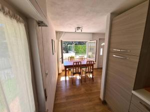 eine Küche und ein Esszimmer mit Tisch und Stühlen in der Unterkunft Casa Sole in Costermano sul Garda