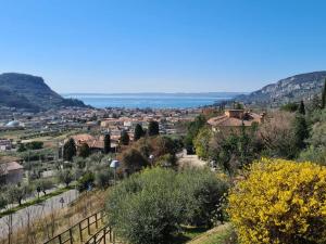 Blick auf eine Stadt von einem Hügel in der Unterkunft Casa Sole in Costermano sul Garda