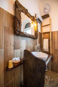 y baño con lavabo y espejo. en Panacea Country Honey House en Santa Maria di Castellabate