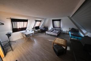 een woonkamer met een bank en stoelen bij Hotel Sonnenmatte Titisee B und B nahe Badeparadies in Titisee