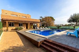 Sils的住宿－Catalunya Casas Costa Brava Relax and Recharge 20km from beach!，一个带游泳池和房子的后院