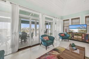 Una sala de estar con vista al mar. en It Doesnt Get Any Better At Destin Pointe Resort, en Destin