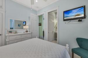 Dormitorio blanco con cama y TV en la pared en It Doesnt Get Any Better At Destin Pointe Resort, en Destin 32 fotos más
