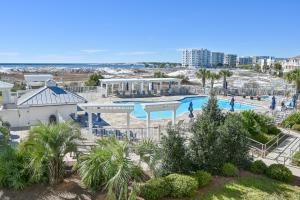 una vista aérea de una piscina en un resort en It Doesnt Get Any Better At Destin Pointe Resort, en Destin