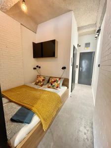 um quarto com uma cama e uma televisão na parede em Design Boutique INBP110 Studio Apartment #freeparking em Budapeste