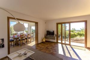 un soggiorno con tavolo e TV di Catalunya Casas Exceptional Villa with sea views only 1800m to beach! a El Vendrell