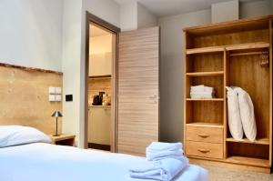 1 dormitorio con cama y armario en Apartments Du Parc, en Sauze dʼOulx