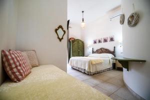 1 dormitorio con 1 cama y 1 sofá en una habitación en Panacea Country Honey House en Santa Maria di Castellabate