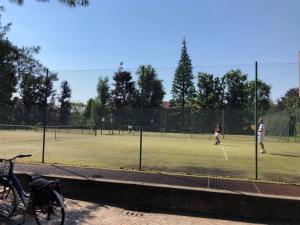 Tenis a/nebo squash v ubytování Lovely apartment in Gallarate nebo okolí