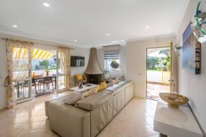 a living room with a couch and a table at Villa PACA Algarve Vilamoura 8 personnes in Quarteira