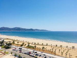 een uitzicht op een strand met geparkeerde auto's bij Ephemeral Holidays P.5 - Hidromasaje in Empuriabrava