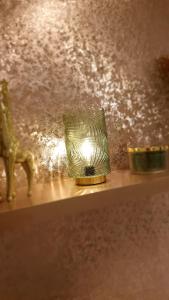 una vela en un frasco de cristal en un estante en Lyme View Lodge en Trent Vale