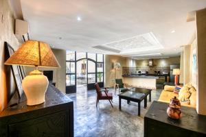 Riad Amazine - Piscine - Rooftop - 6 or 7 Px في أغادير: غرفة معيشة مع أريكة وطاولة مع مصباح