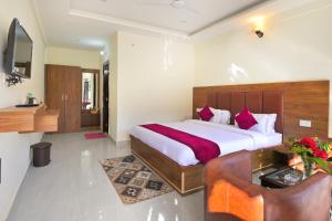 Säng eller sängar i ett rum på Dhanolti View By LA Riqueza - Centrally Located - Lift & Parking Facility