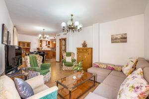 ein Wohnzimmer mit einem Sofa und einem Tisch in der Unterkunft Casilla de Adela in Albuñuelas