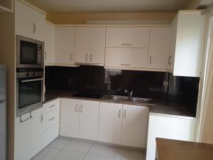 A kitchen or kitchenette at Demy's apartment
