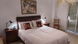 Ένα ή περισσότερα κρεβάτια σε δωμάτιο στο Casa Moraleda I Vivienda Rural