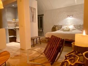 ein Schlafzimmer mit einem Bett, einem Tisch und einem Stuhl in der Unterkunft La Careza De Mijas - Adults Only in Mijas